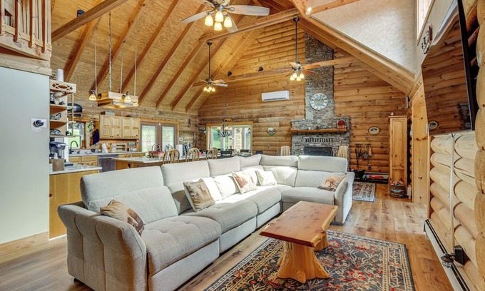 Crellin Cabin | Fall Leaves, Jacuzzi & Games: Maryland Mtn Retreat