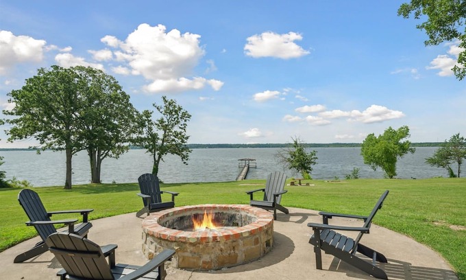 Quinlan House | 4th Nite Free! Lakefront Meets Hill Country - Pets