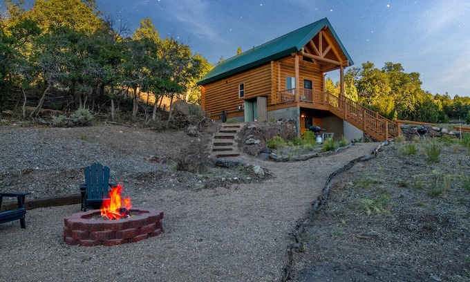 Alton Cabin | National Parks - Cowboy Hot tub and UFO Sightings