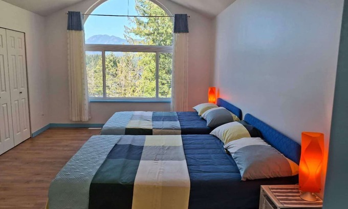 Sechelt House | Blue Villa by the Sea