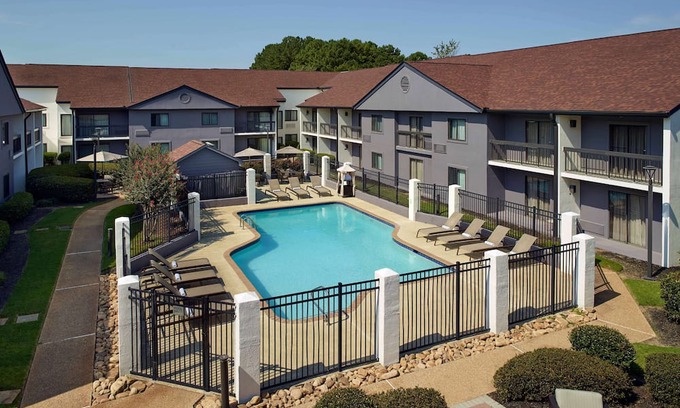 Norcross Hotel | 4 Relaxing Queen Units w/Pool, Free Parking, Pets Allowed!