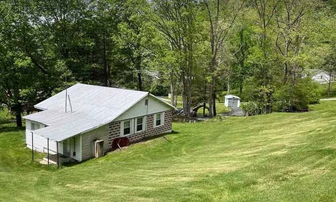 Summerlee Cottage | Clarence's Country Cottage in the heart of the Appalachian hills.