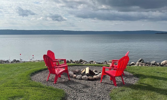 Shuniah Cottage | Lakefront cozy cottage on beautiful Lake Superior. Close to hiking and skiing.