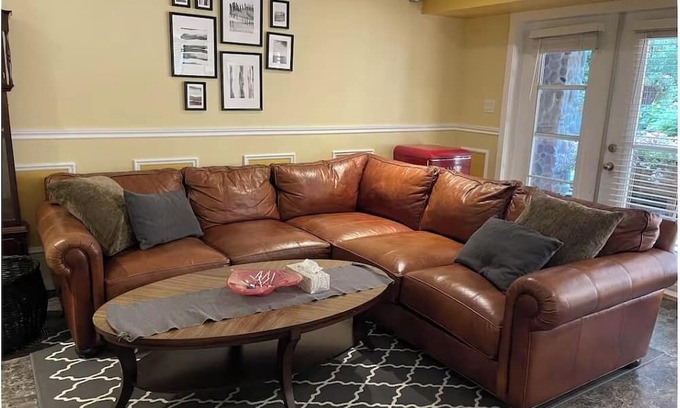 Surrey House | Beautiful 3 beds 2 bath Garden level suite in south Surrey