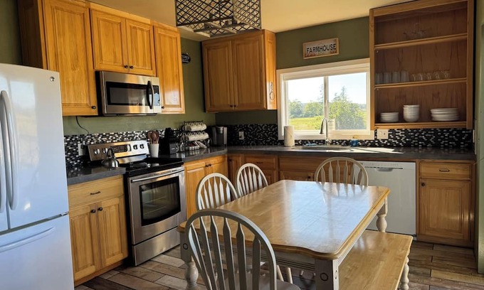 Astoria House | Charming 3-bedroom farmhouse in Astoria