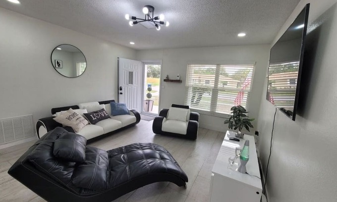 Berkeley Manor House | Tranquil 2-bedroom house with AC in Spring Hill