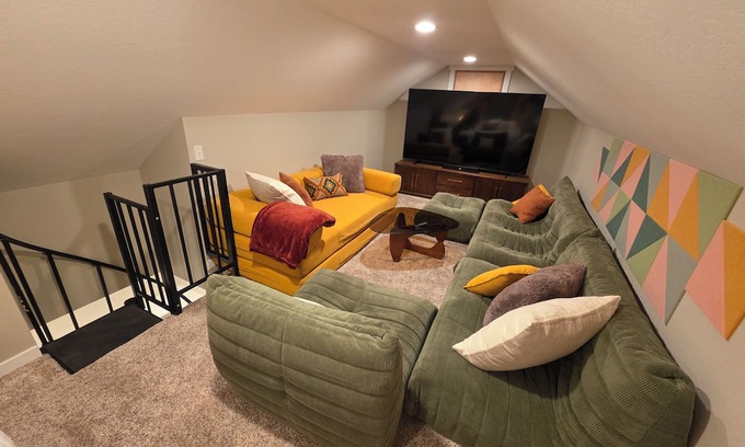 Medford Other | Spacious farmhouse in close proximity to vineyards; great for large groups