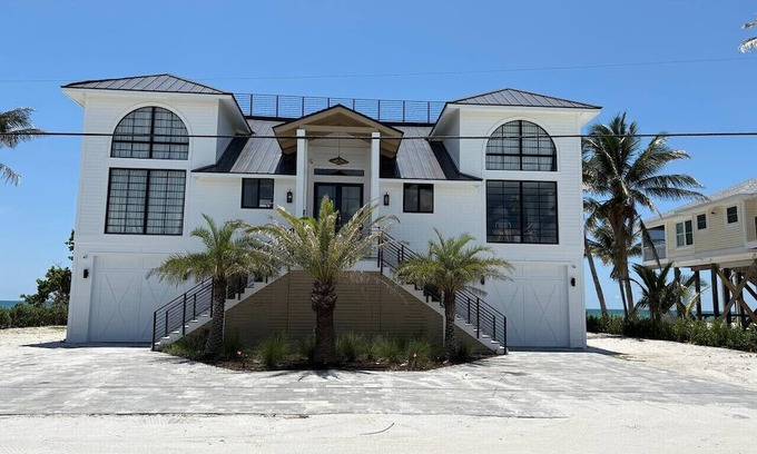 Palm Island Apartment | `Dreamy Beachfront Getaway !`