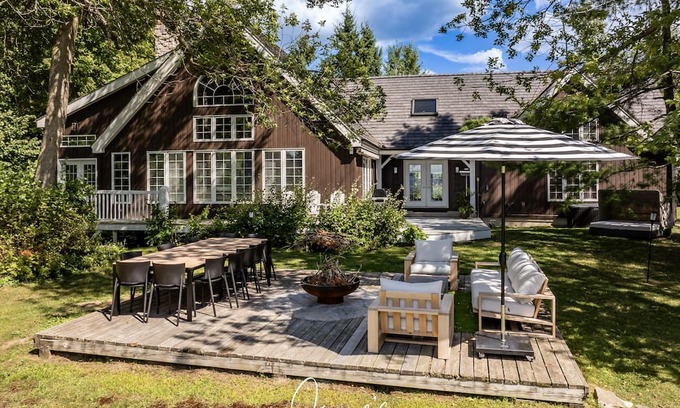 Gravenhurst Cottage | Unique 4 bed 5 bath cottage with 3 bed 2 bath guest cottage on Lake Muskoka