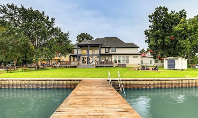 Gun Barrel City House | Dock & Hot Tub! High-End Cedar Creek Lake Retreat