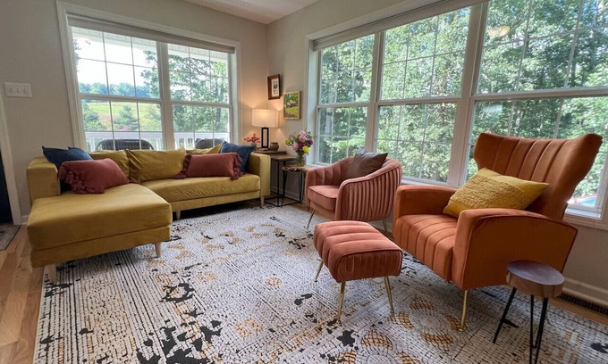 Court House Apartment | Salamander Hill Cottage by Buffalo Mtn Getaway