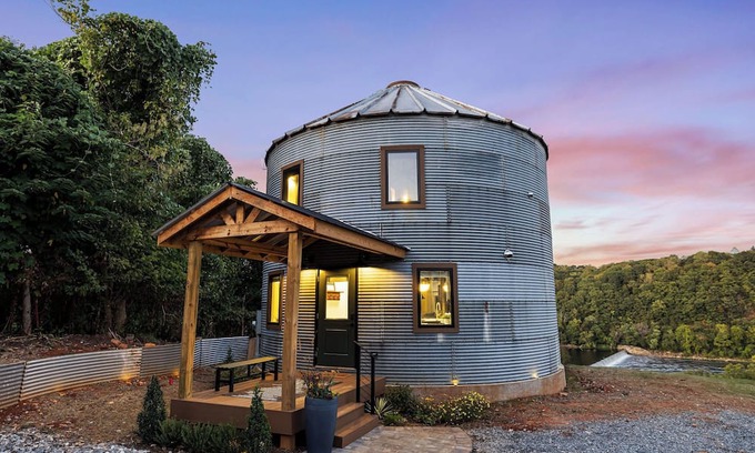 Daniels Hill House | Grain Bin Silo w/ Loft Fire Pit Near Downtown Lynchburg