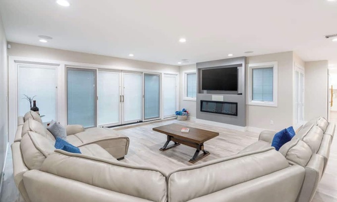 Old Bethpage House | Luxury 6BR House with Pool & Outdoor BBQ