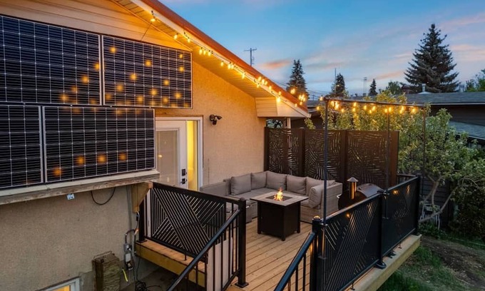 Edmonton House | Spa vibes, game room fun, and two decks. Just minutes from Whyte Ave & Downtown.