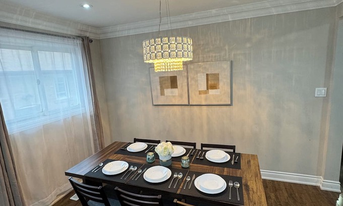 Woburn House | City Comfort Meets Nature – Walk to Lake & Trails