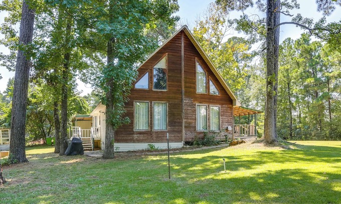 Hemphill House | Wraparound Porch: Toledo Bend Reservoir Retreat!