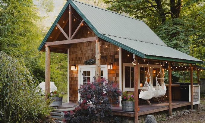 Lewis County Apartment | Cozy Cabin on Tilton River Near Mt Rainier