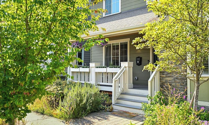 Cornwall Park House | Cozy Fountain District Townhouse w/Fireplace | Near Mt. Baker & Lake Whatcom