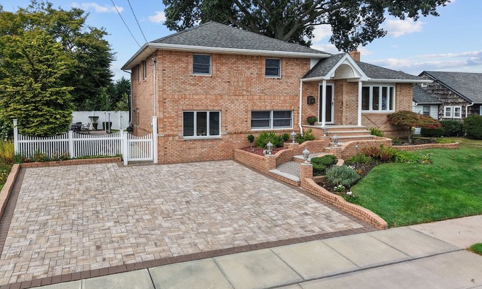 Plainedge House | Ryder Cup 5 mins away! 3 bed 3 bath house w. hot tub in Bethpage