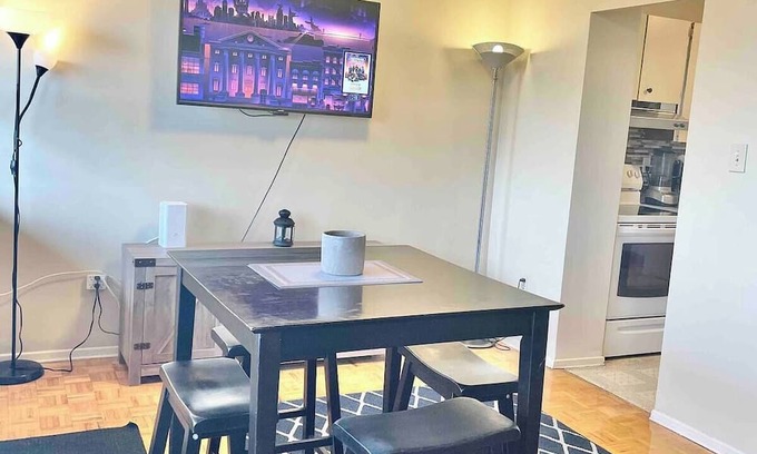 Applewood Apartment | Lovely Penthouse 2 BR apartment with great views!