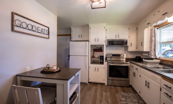 Rochester House | Little Nest/ 2 mi to Mayo Clinic, 2 bed w/Lg Yard,Pet Friendly,One level home