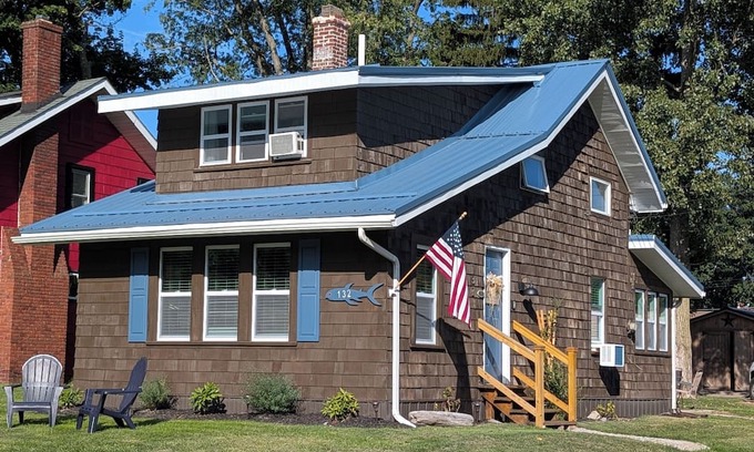 Ashtabula Cottage | Charming Relaxing Cottage, 2 minutes from Lake Shore Park Beach and Fishing