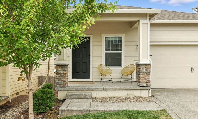 La Center House | NEW Modern & Comfortable LaCenter home close to Dining & Shopping
