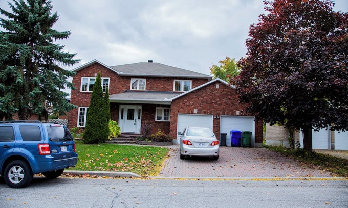 Aylmer Villa | Spacious 5-bedroom villa with AC and fitness room in enjoyable Gatineau