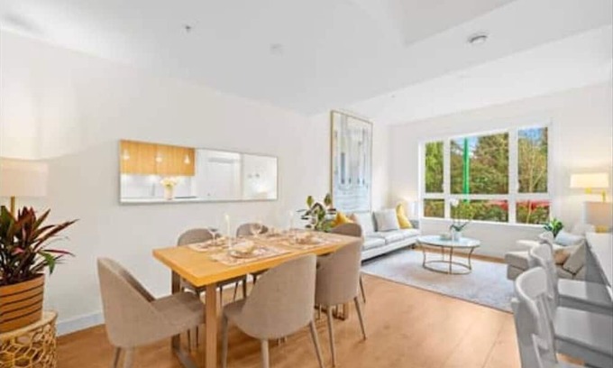 Pemberton Heights House | Terrific 4-bedroom townhome in enchanting North Vancouver with AC