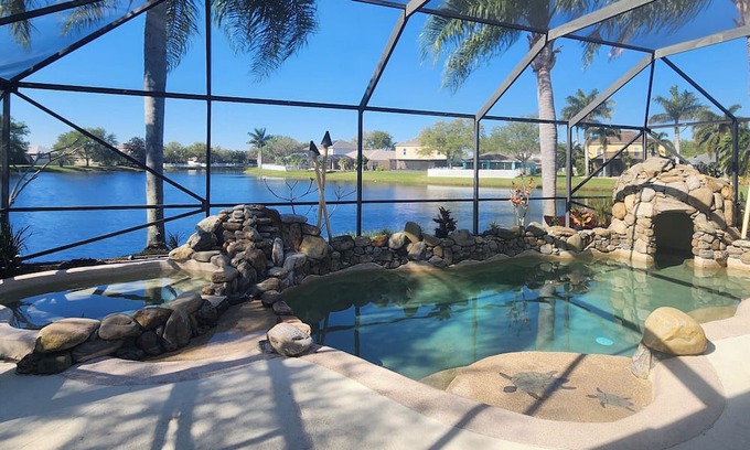 Tropic House | Your Paradise Cave Vacay