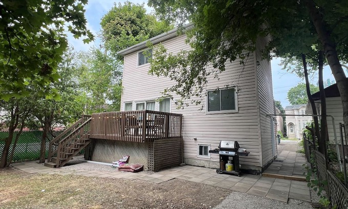 Willowdale House | Charming 2-Bedroom Retreat | 5-Min Walk to Subway | Private Deck Oasis