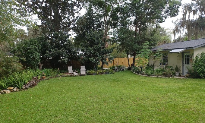 Fort King District Cottage | A GARDEN COTTAGE in the City !