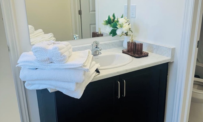 Erin House | Cozy 2-Bedroom Retreat with Private Bath