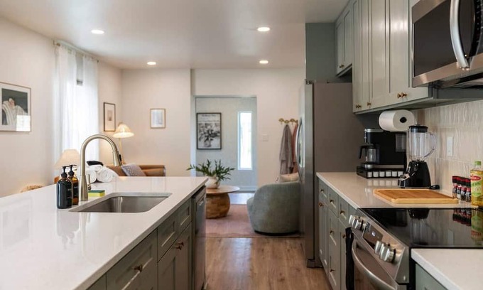 Clintonville Apartment | Stunning 2 BR - Parking and Walk to Park
