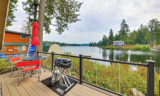 Newport Apartment | Steps to Sacheen Lake: Cute Studio Cabin w/Deck