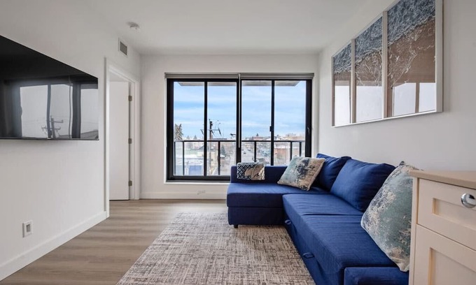 Crescent Heights Apartment | Exquisite 2 Bed Condo near DT Core W/Free Parking