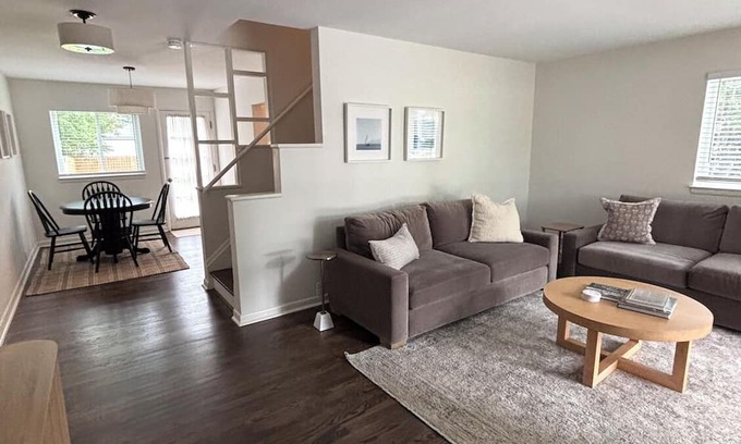 Birmingham House | Newly Renovated 2bd+2bth Townhome-Walkable to Beautiful Downtown Birmingham!