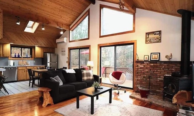 Lanesville Ski Chalet | 4-bedroom tranquil chalet near Hunter Mountain, incl. hot tub + game room
