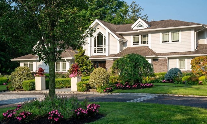 Old Westbury House | Beautiful immaculate spacious home in Old Westbury available for Ryder Cup