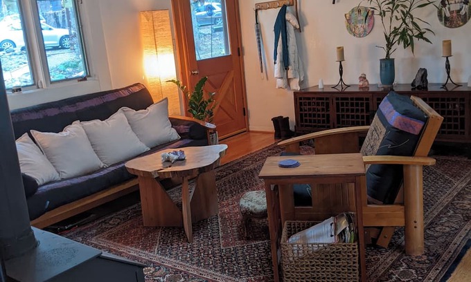 Batesville House | Quiet 2-bedroom house with AC/wifi in the woods near Charlottesville