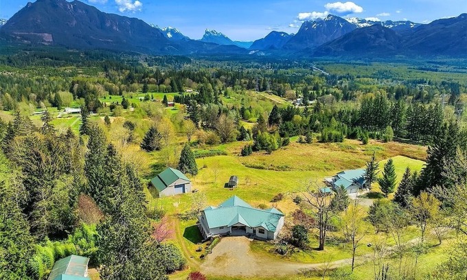Sultan Ski Chalet | Huge Chalet - Epic Mountain Views! 5 Bed/3.5Bath