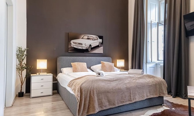 Mariahilf Hotel | Cozy Hotel Room with View | Mariahilferstr
