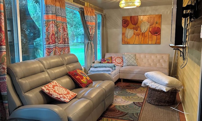 Astor Cottage | Charming 1-bedroom in Astor direct St Johns River,with Boat Dock.
