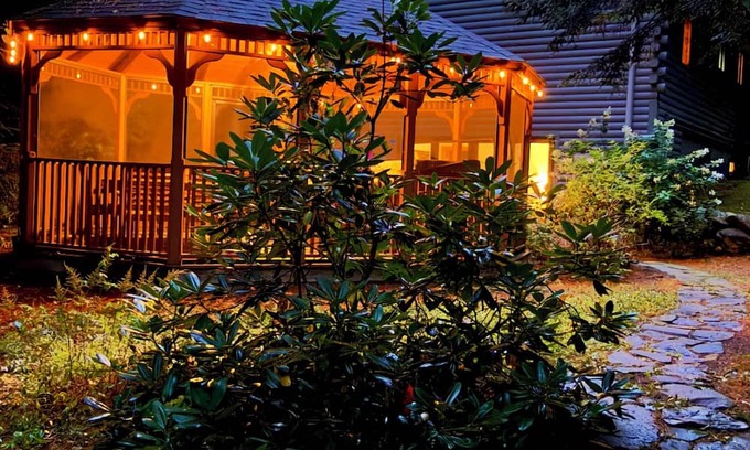 Rumford Center Cabin | Luxury Cabin Near Sunday River - Sleeps 13, A/C, Hot Tub, 21' Gazebo, Generator