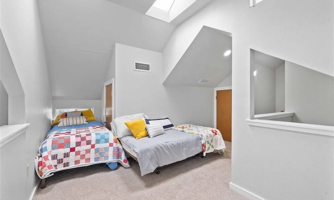 Breckenridge House | Life is better at the Lake! 3 bedroom + loft sleeps 10. Hubbard Creek Lake