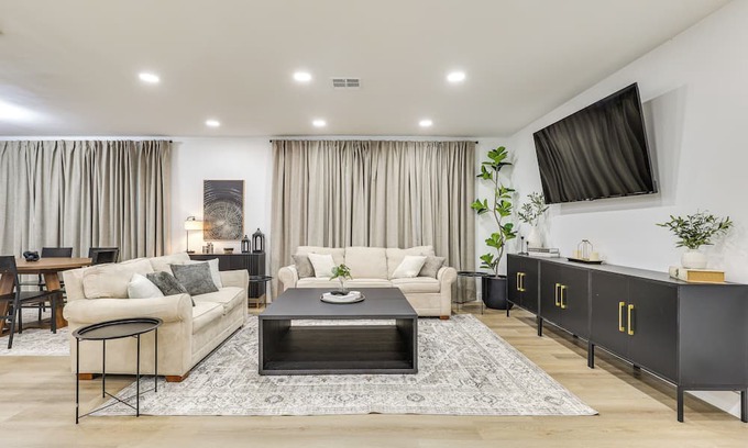Coral Springs House | Walk to City Center: Modern Coral Springs Getaway