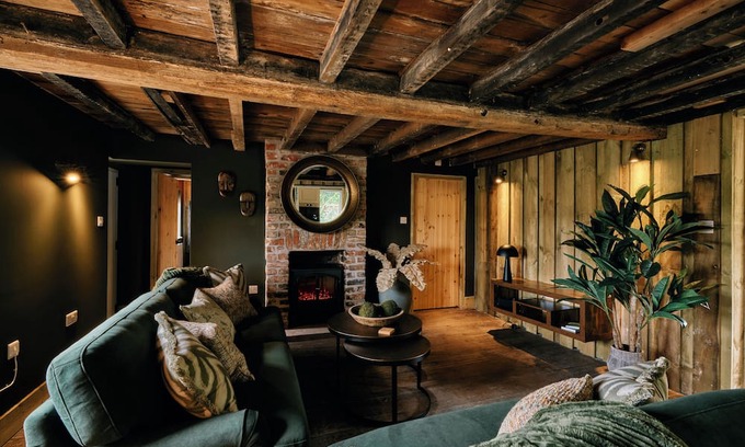 Tatton Park House | Landlords Cottage was once the village pub, now a characterful holiday retreat in the heart of Lower Withington, Cheshire.