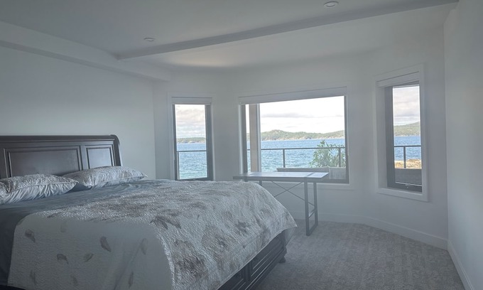 Halfmoon Bay House | Halfmoon bay 2-bedroom waterfront house with kayak access to island