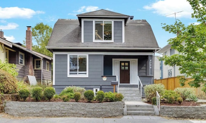 University District House | Upgraded Historical Gem 5BR/4Ba/with AC in U District