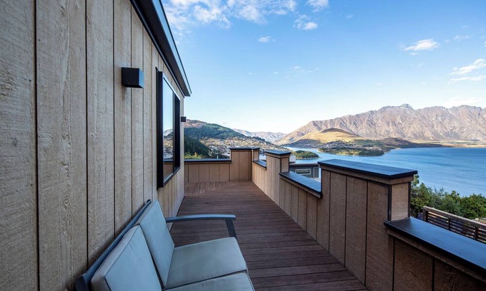 Fernhill House | Gorgeous 5-bedroom house with hot tub in Queenstown